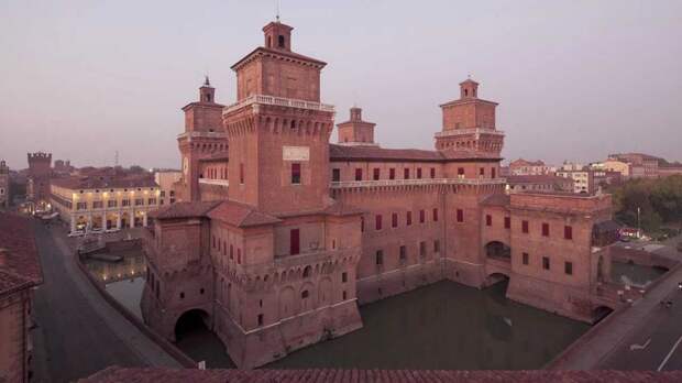 Замок Эстенсе, Италия. Построен в 1385 году. европа, замки, история, средневековье