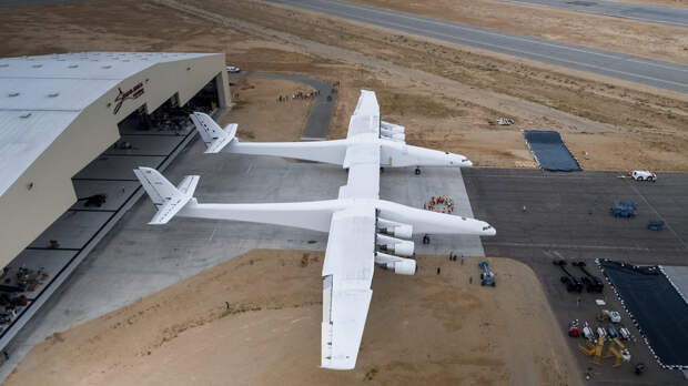 Самый большой самолет в мире провел почти 2 часа в небе над Калифорнией