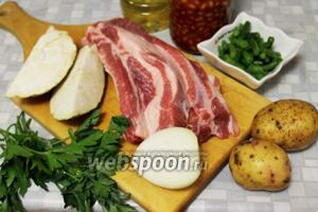 Для супа приготовить свежие свиные ребра, фасоль, картофель, сельдерей, лук, масло, соль, пряности.