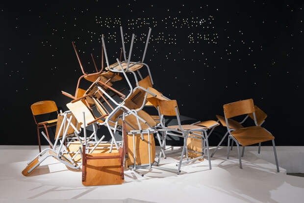 12 стульев и остановка представили Новосибирск на музейном биеннале