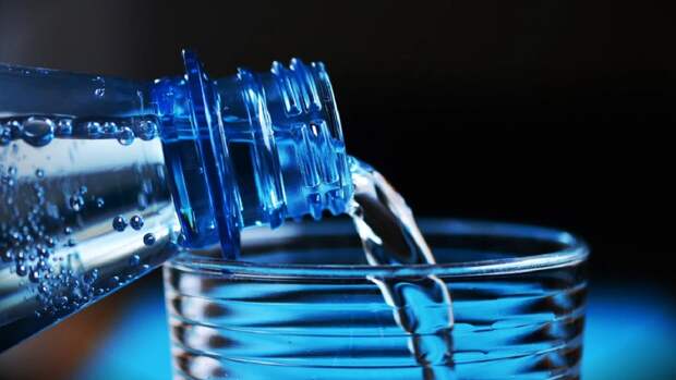 Врачи-диетологи назвали худшее время суток, чтобы пить воду