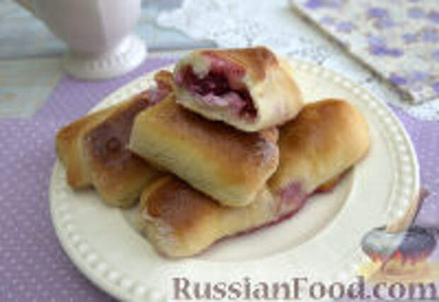 Фото к рецепту: Булочки с творогом и ягодами