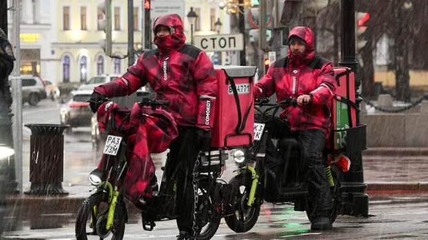"Получать по 150 тысяч они больше не будут!". Зарплате курьеров осталось недолго быть такой высокой: в дело вступают профсоюзы