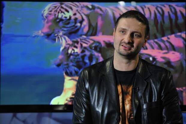 Дрессировщик Эдгар Запашный сообщил из больницы: «Меня на репетиции зацепил за лицо молодой тигр Рой»