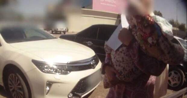 5-летнюю девочку и младенца оставили родители в запертом авто в Жетысае