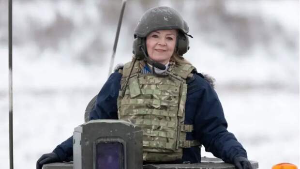 Глава МИД Британии Лиз Трасс пронеслась на танке у границ России. Фото из интернета.