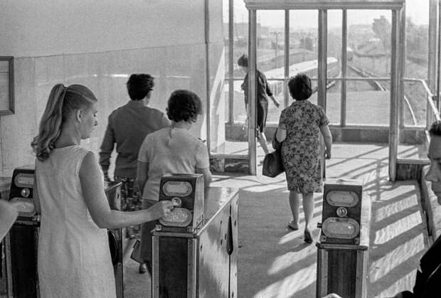 Турникеты на станции "Пионерская" Филёвской линии, 1968. Фото: Главархив Москвы.