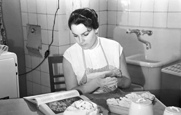 Редкое фото: Элина Быстрицкая что-то готовит у себя на кухне по рецепту из Книги о Вкусной и Здоровой Пище (1956 год.