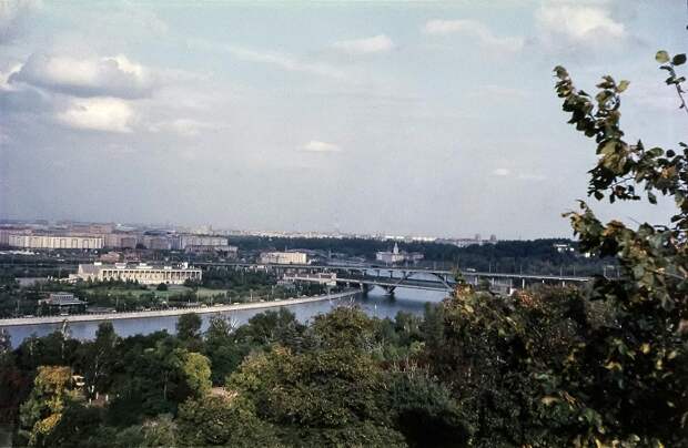 Вид на метромост и Москву-реку с Ленинских гор.