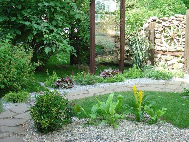 Зеркало в саду как необычная деталь ландшафтного дизайна