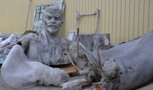 В Белгороде памятник Ленину не вернули в парк к его дню рождения