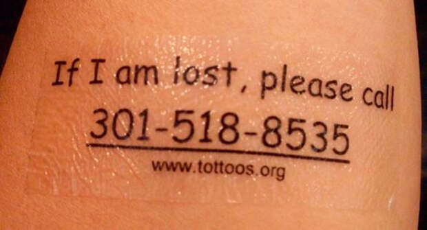 Наклейка-татуировка с номером телефона родителей.