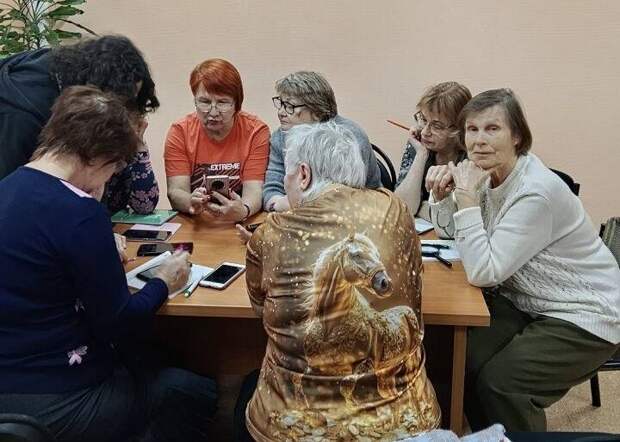 Бөгелмәдә пенсионерларны заманча технологияләр ярдәмендә видеолар ясарга өйрәткәннәр