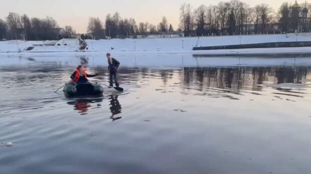В Твери девочку чуть не унесло течением на маленькой льдине