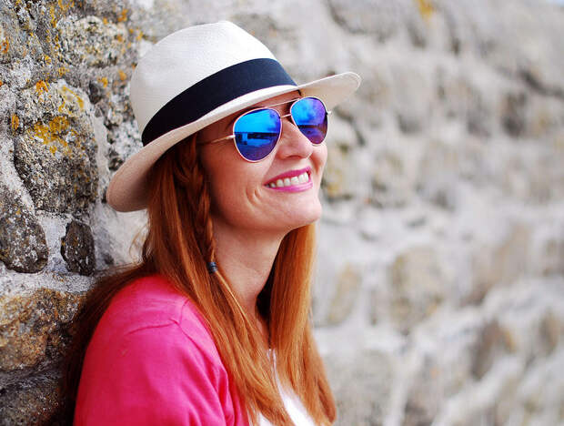 Panama hat and mirrored aviators