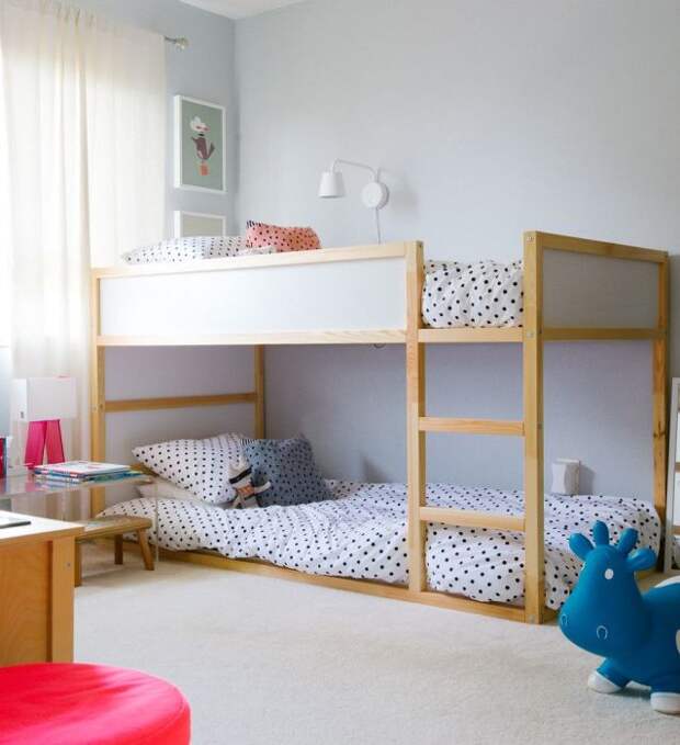 Современный дизайн спальной комнаты для двоих детей с серыми стенами, светлым полом и классической двуспальной кроватью.