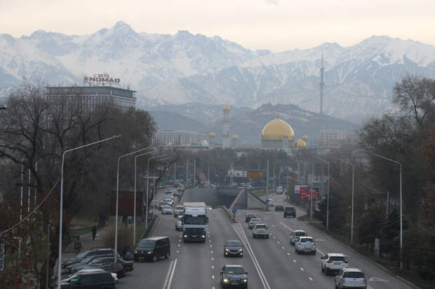Алма-Ата, главный город Казахстана: вдоль гор, по наклонной
