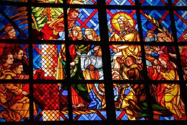 Та самая фреска, на которой Феликс Уфуэ-Буаньи преподносит Иисусу свои дары (Basilica Notre Dame de la Paix, Кот-д'Ивуар). | Фото: tr.ariave.com. Та самая фреска, на которой Феликс Уфуэ-Буаньи преподносит Иисусу свои дары (Basilica Notre Dame de la Paix, Кот-д'Ивуар). | Фото: tr.ariave.com.