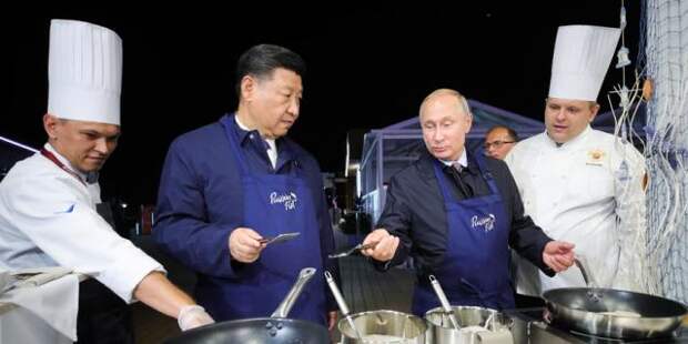 Путин и Си Цзиньпин испекли блины с икрой. Фото