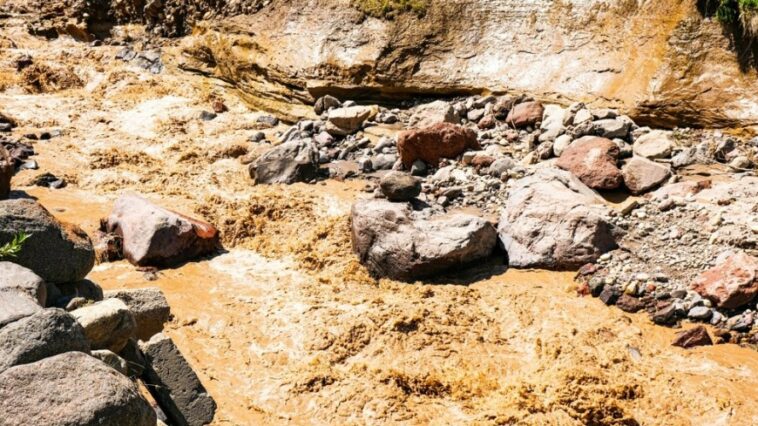 Сель перекрыл дорогу из Бишкека на Иссык-Куль