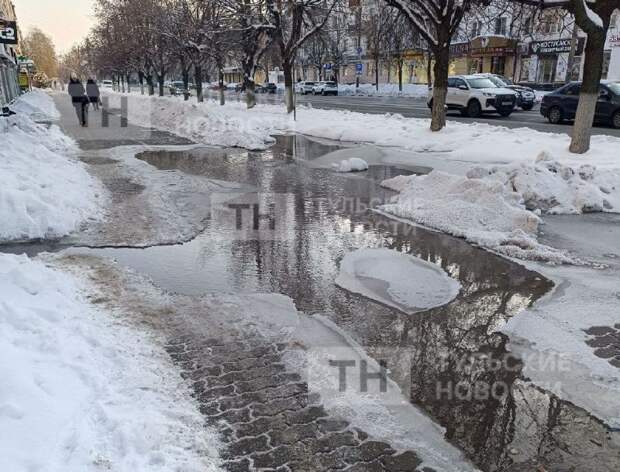 На улице Фрунзе в Туле коммунальщики устраняют прорыв горячего трубопровода
