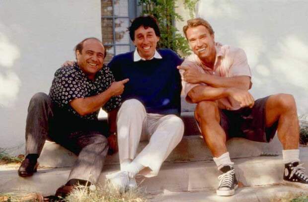 Дэнни Де Вито, режиссер Айвен Райтман и Арнольд Шварценеггер на съемках фильма "Близнецы", 1988 год. голливуд, за кадром, кино, фото