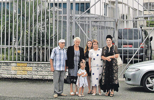 Пострадавшие от квартирной войны жители Сухума у российского посольства.  