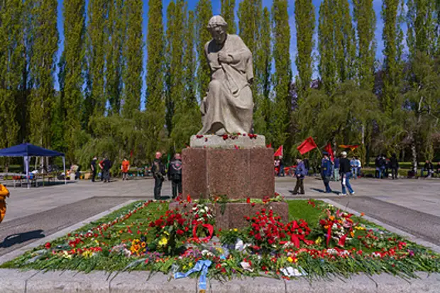 "Убить всех русских": В Берлине осквернили памятник воинам-освободителям
