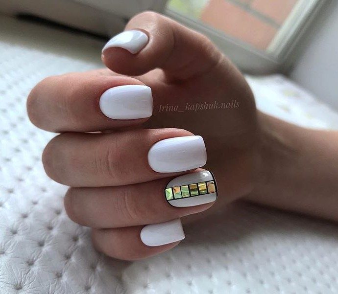 Белый маникюр на короткие ногти