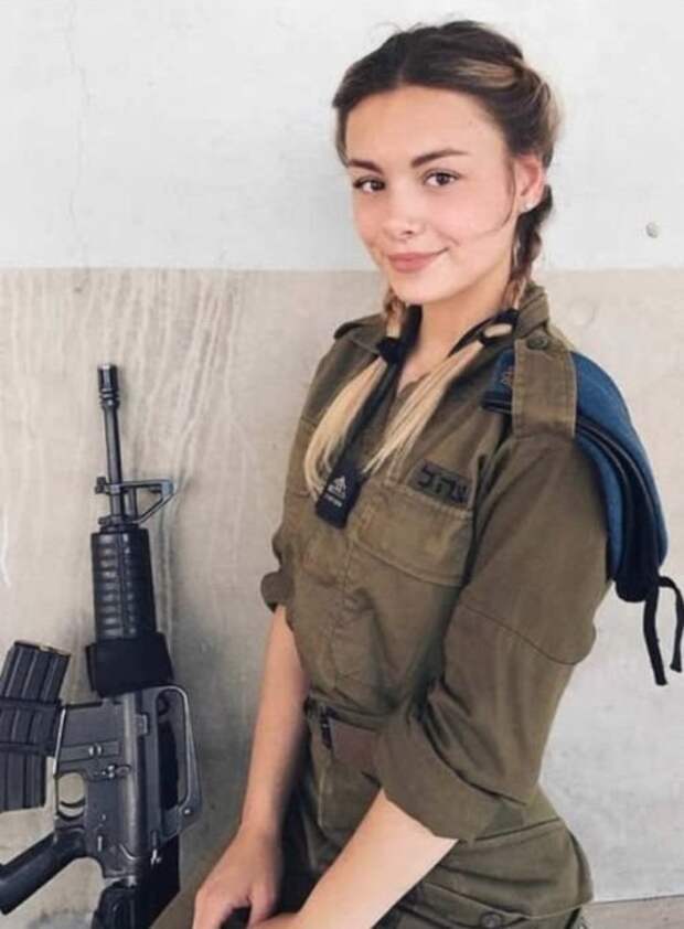 Девушки-военнослужащие и девушки с оружием