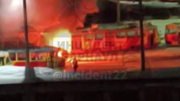 Трамвайный вагон вспыхнул на территории депо № 3 в Барнауле