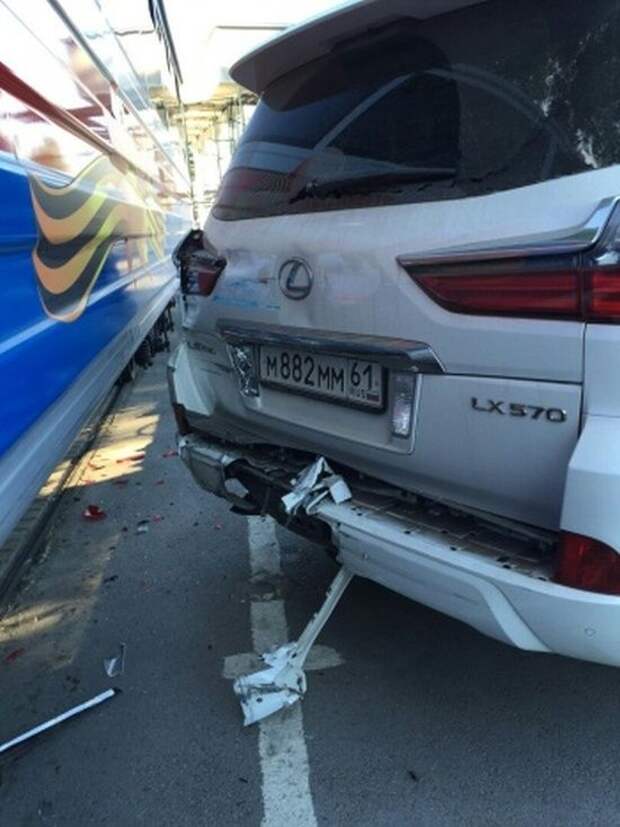 Детский паровозик изрядно потрепал внедорожник Lexus