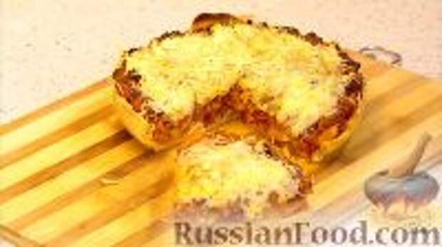 Фото к рецепту: Пирог с сосисками, беконом и фасолью
