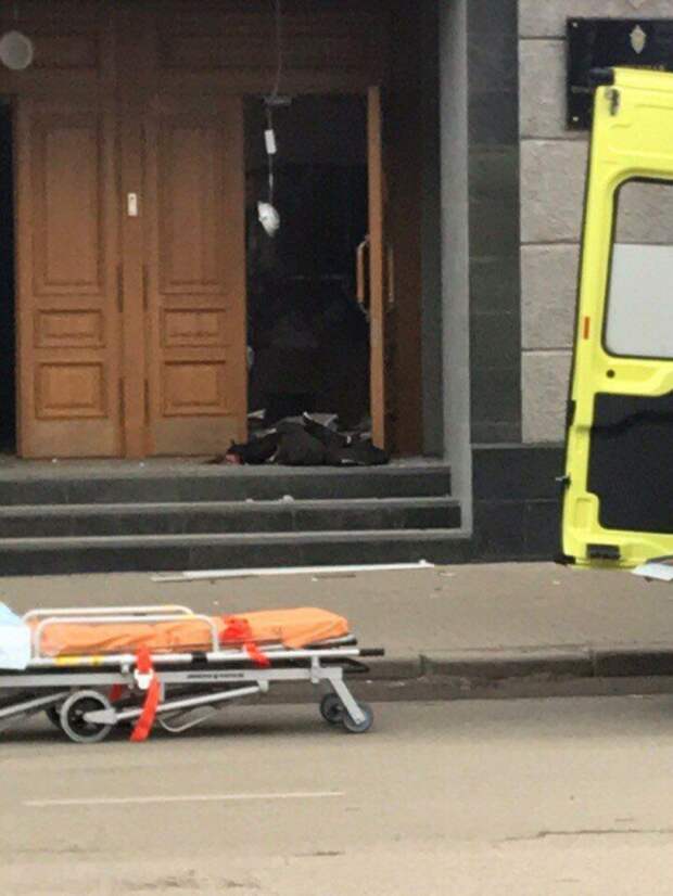 Взрыв у здания ФСБ в Архангельске: полиция перекрыла Троицкий проспект и проверяет прохожих