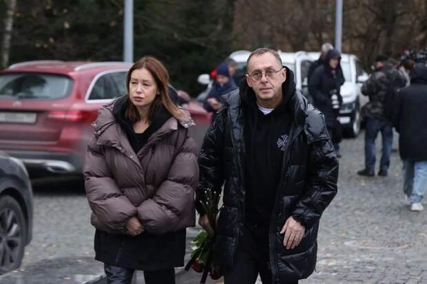 Сергей Бурунов, Гарик Харламов и Ирина Темичева простились с Романом Поповым Сергей Бурунов, Гарик Харламов и Ирина Темичева простились с Романом Поповым