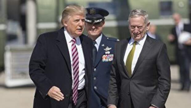 Министр обороны США Джеймс Мэттис и президент США Дональд Трамп. Архивное фото