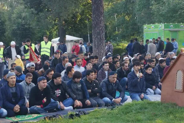 Фото собрания мусульман в парке Малаховки. Группа МРОМ "Свет" в ВК.