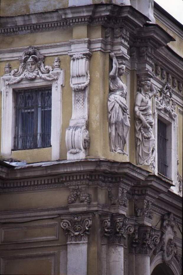 Вид на фасад одного из зданий Соляного городка со стороны набережной Фонтанки Всеволод Тарасевич, 1995 год, г. Санкт-Петербург, из архива МАММ/МДФ.