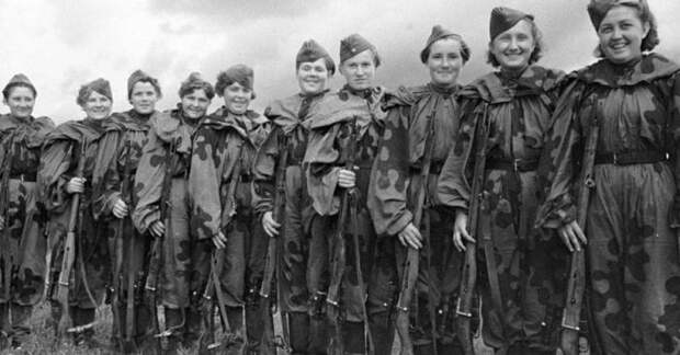 Команды В этой школе готовили девушек учили работать командой. Боевой расчет состоял из двух стрелков, вооруженных модифицированной винтовкой Мосина, оснащенной снайперским прицелом.