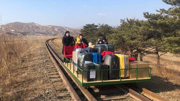 Выехавшие из КНДР на самодельной тележке дипломаты вылетели в Москву