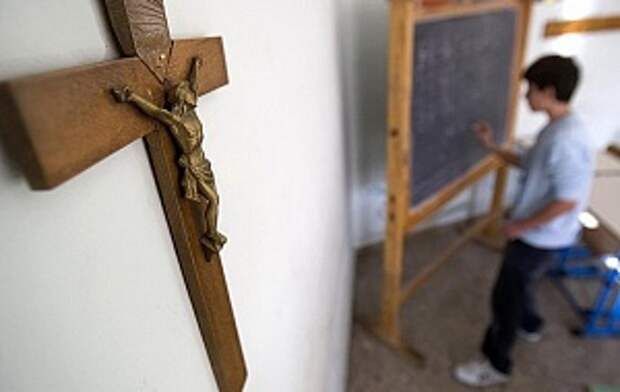 Италия: союз креста и полумесяца? В итальянских школах вместе с распятием решили выставлять и символы других религий