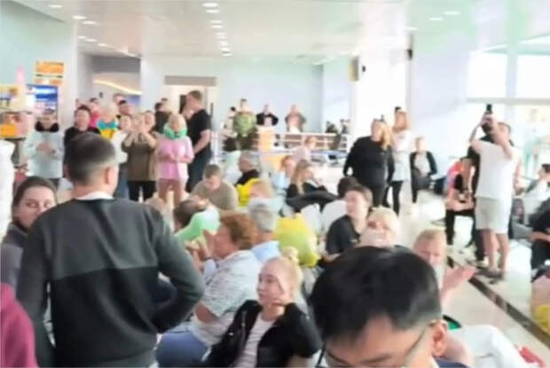 Отдохнувшие во Вьетнаме россияне на шесть часов застряли в самолете и попали на видео