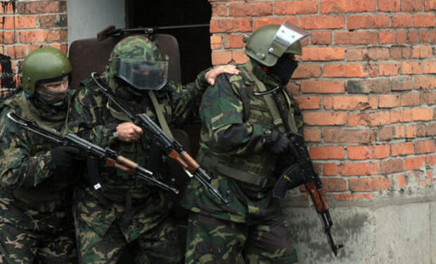 Для чего спецназовцы держат друг друга за плечо