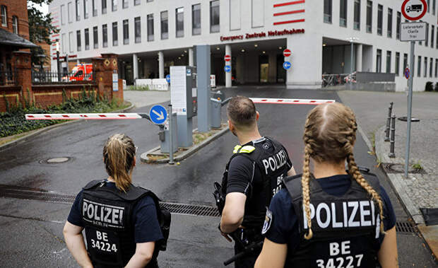 Немецкие полицейские перед входом в берлинскую больницу Charite