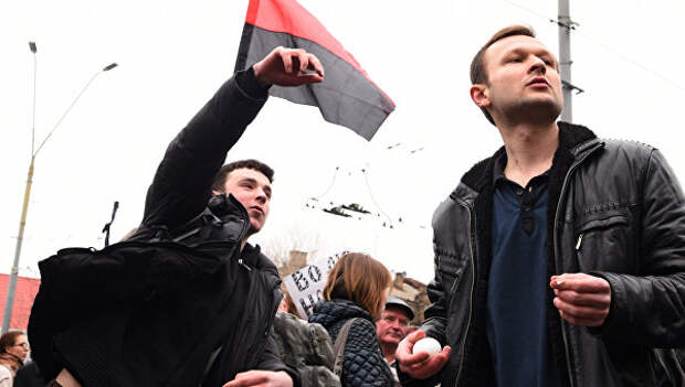 Участники акций в защиту Н. Савченко забрасывают краской и яйцами посольство Российской Федерации в Киеве