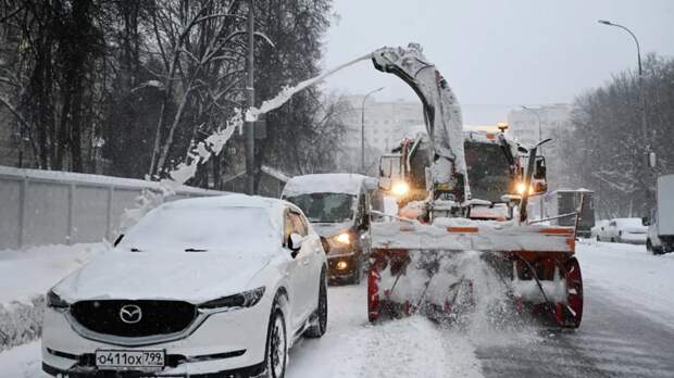 Россиянам объяснили, куда обращаться при проблемах с уборкой снега у дома