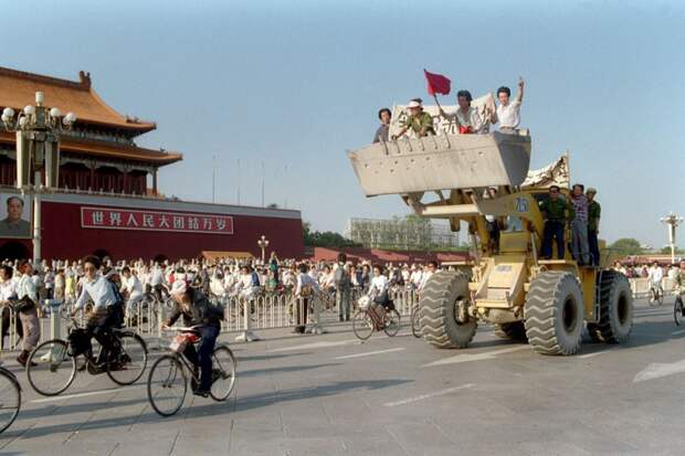 Одна из самых знаменитых фотографий протеста на Тяньаньмэнь-1989. А ведь с обеих сторон противостояния стоят фактически ровесники: студенты и солдаты.-15