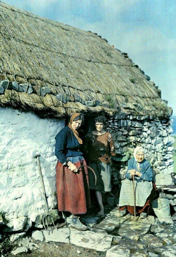 Три поколения женщин стоят возле своего каменного дома в Ирландии. 1927 год.