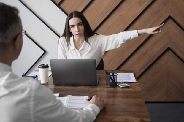 Юрист Нечаева заявила, что за ворчание на работе могут уволить