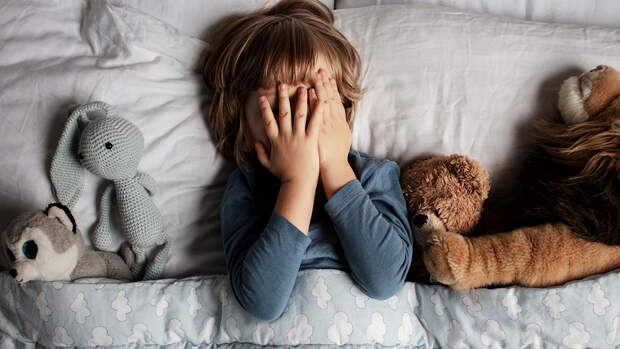 Каждый четвертый ребенок не может уснуть из-за тревоги. Как с этим справиться?